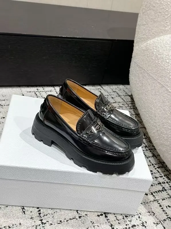 👟👟Ex-factory price 680👟👟 Dior 25/spring and summer new ultra-light loafers, new large soles and thick soles, the layout strives to create fashionable classic items, new products created at the first major show of Paris Fashion Week, the inspiration is cleverly combined with the perfect shoe shape by the D chief designer. Matched with brand buckles, it is more fashionable! Original version, perfect and exquisite workmanship!  ✔️Upper: imported open-edge beaded cowhide ✔️Inner lining: water-dyed cowhide ✔️Sole: IP foam outsole ✔️Size: #35-41 (40 41 customized items are not returnable)